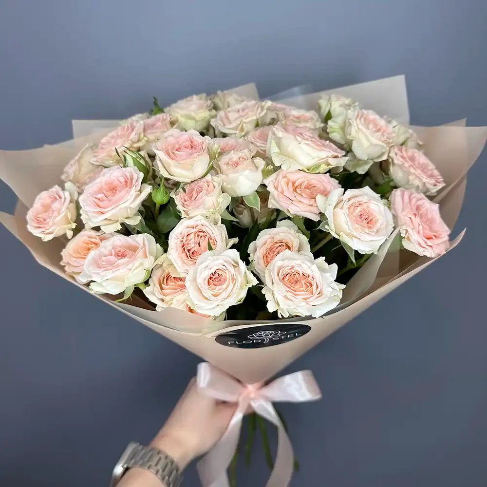 Букет нежных кустовых роз