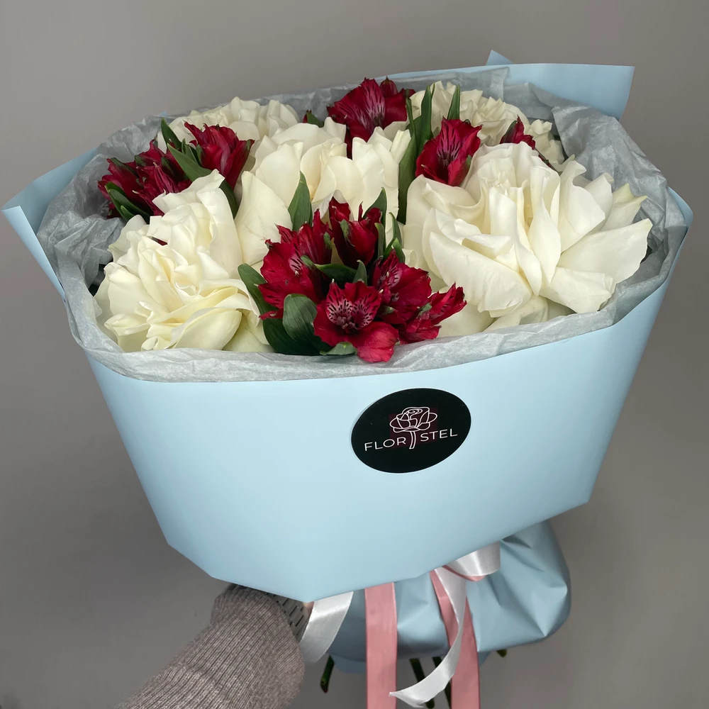 Букет из белых французских роз и красных альстромерий