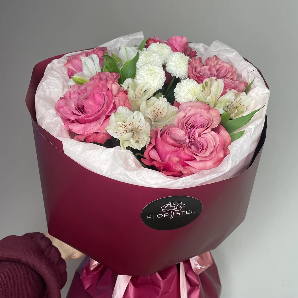 Букет из пионовидных роз и альстромерии