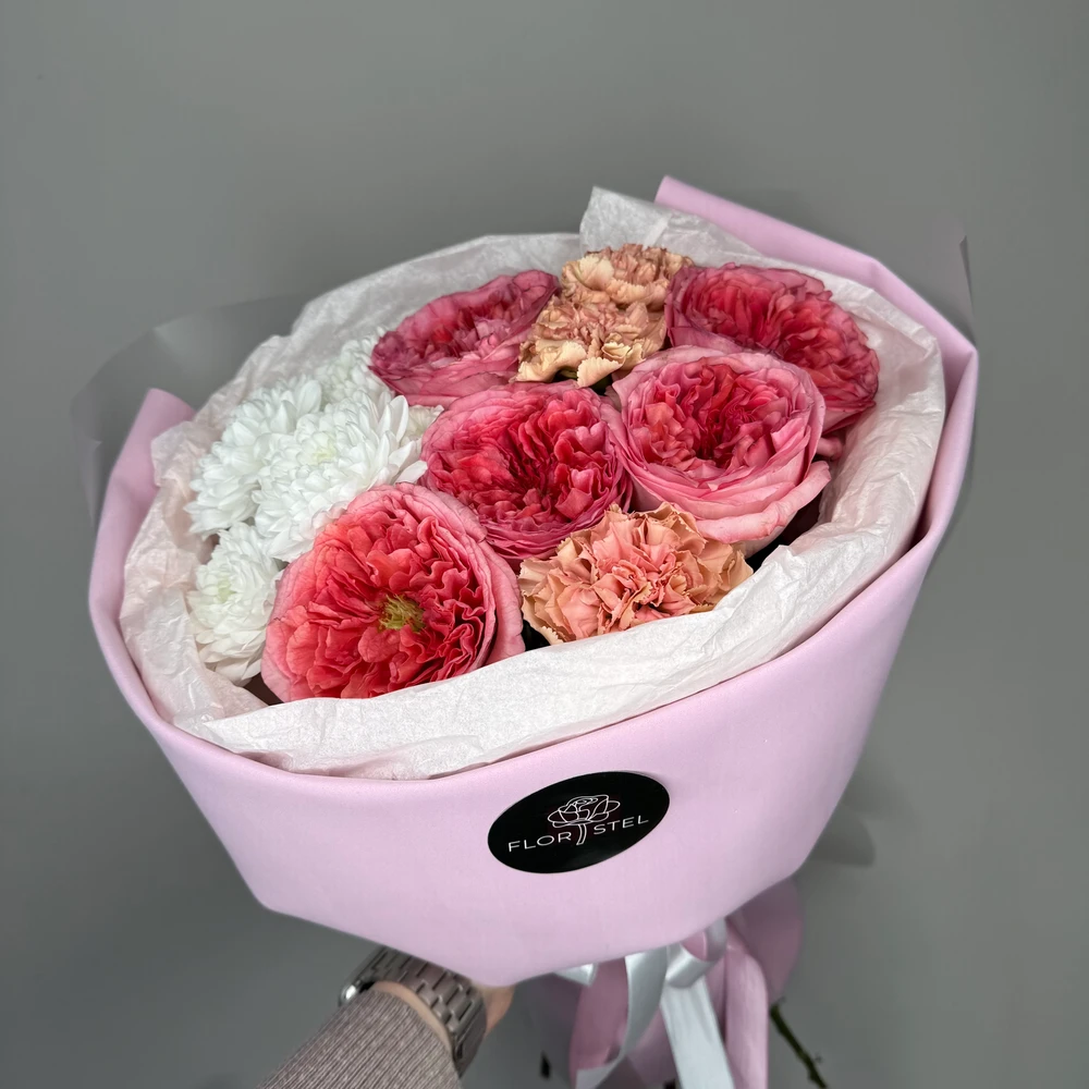 Букет из пионовидных роз, диантусов и хризантемы