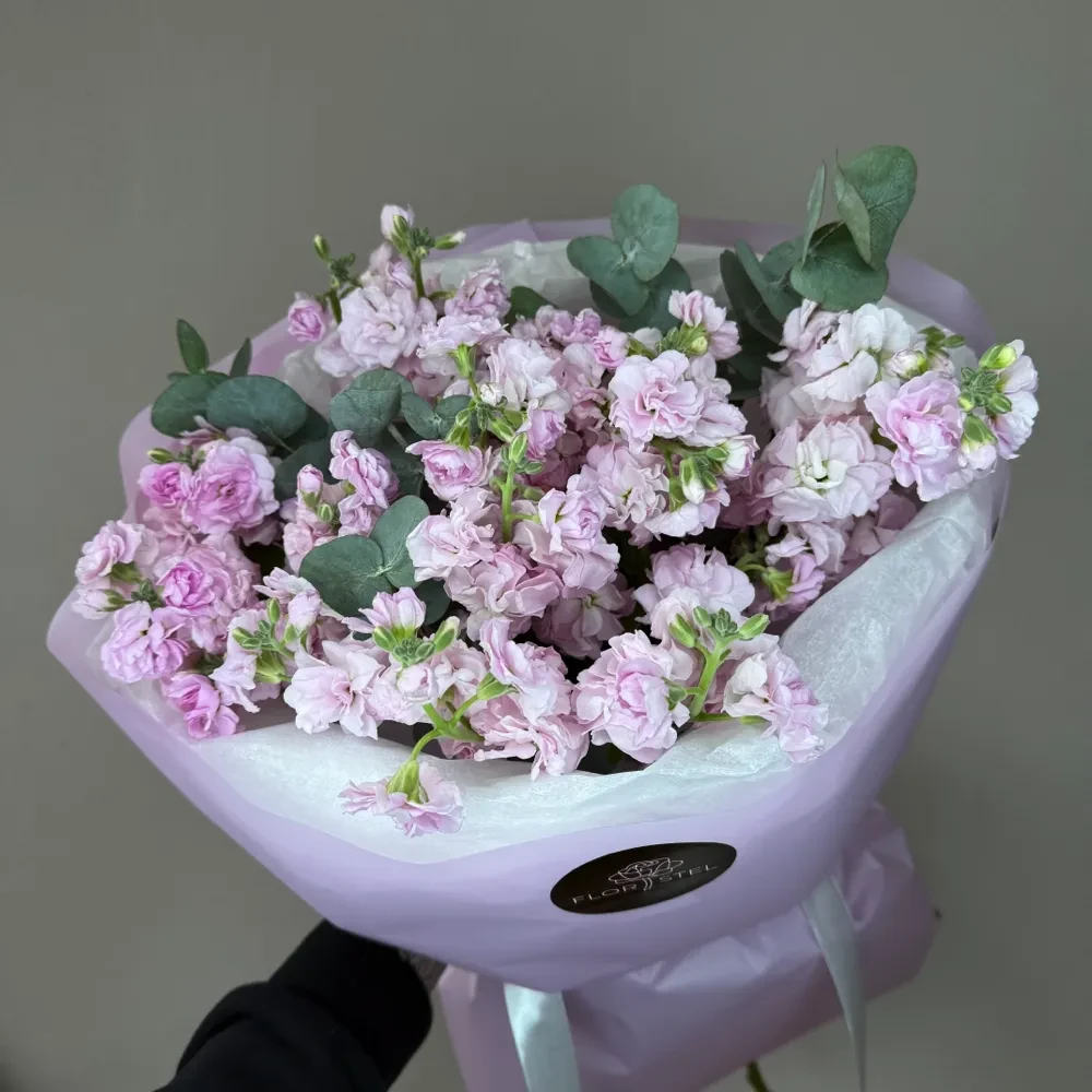 Букет ароматной маттиолы с эвкалиптом