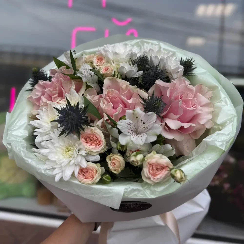 Букет из французских роз, хризантемы, эрингиума