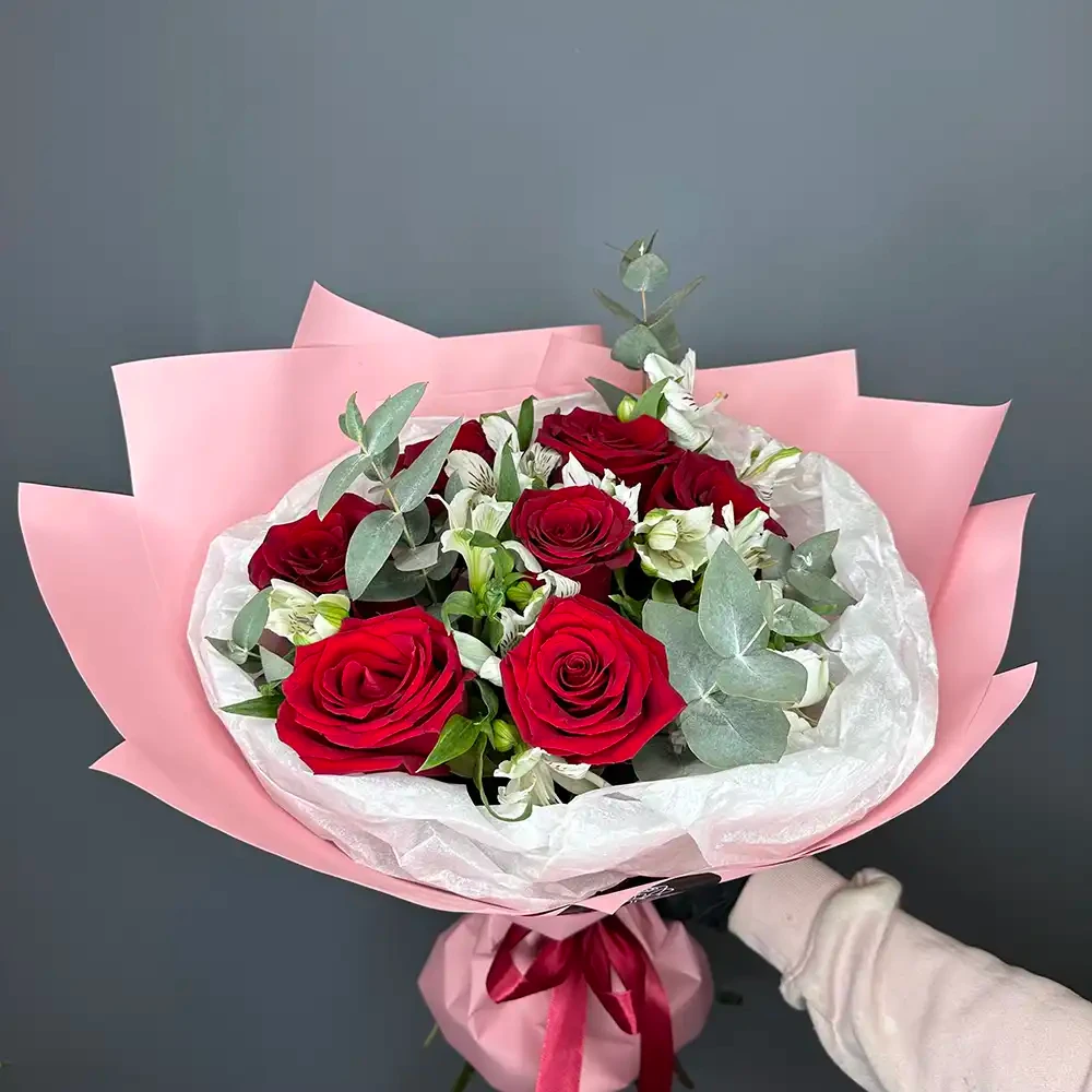 Букет из роз и альстромерий