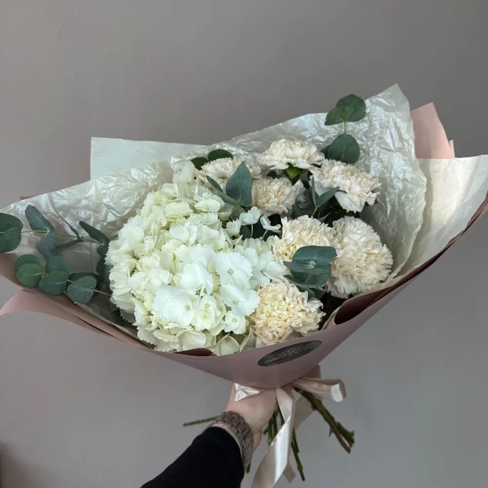 Букет из гортензии и диантуса