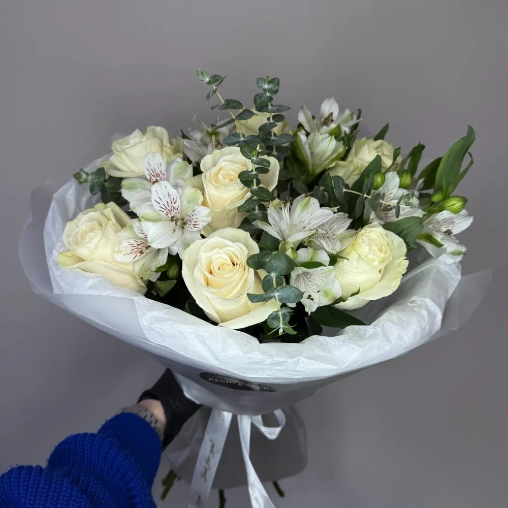 Букет из белых роз и альстромерий