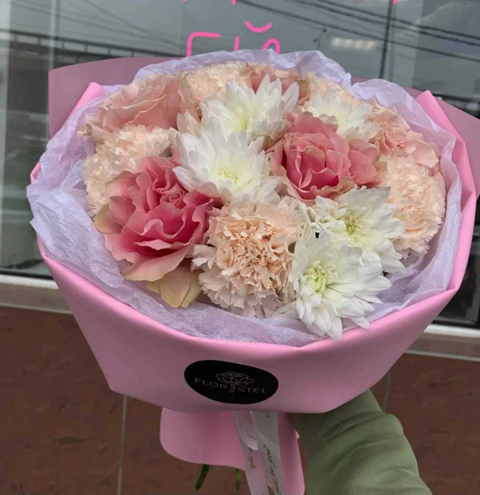 Букет из роз, диантусов и хризантемы