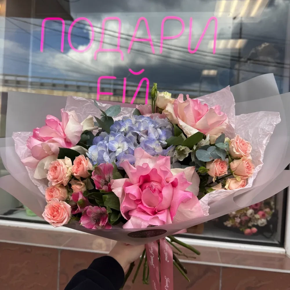 Букет из французских роз, гортензии, кустовых роз