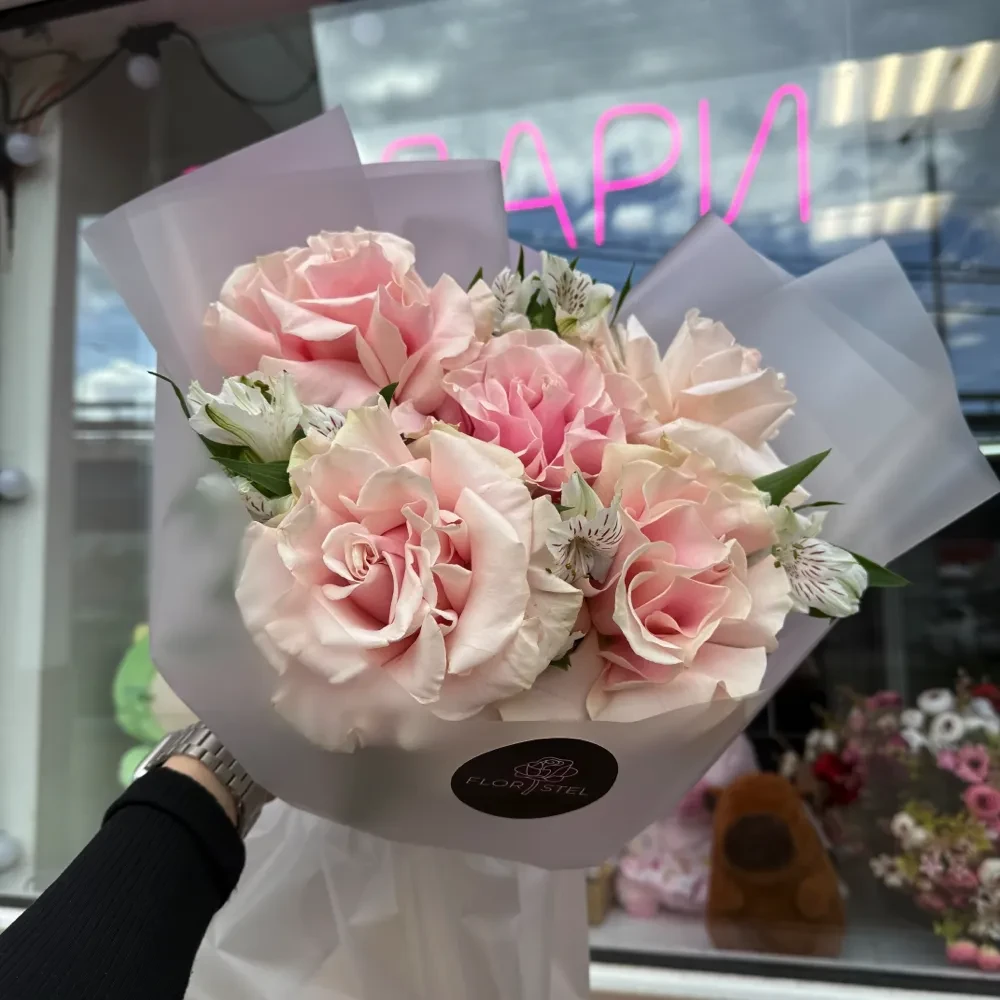 Букет из французских роз и альстромерий