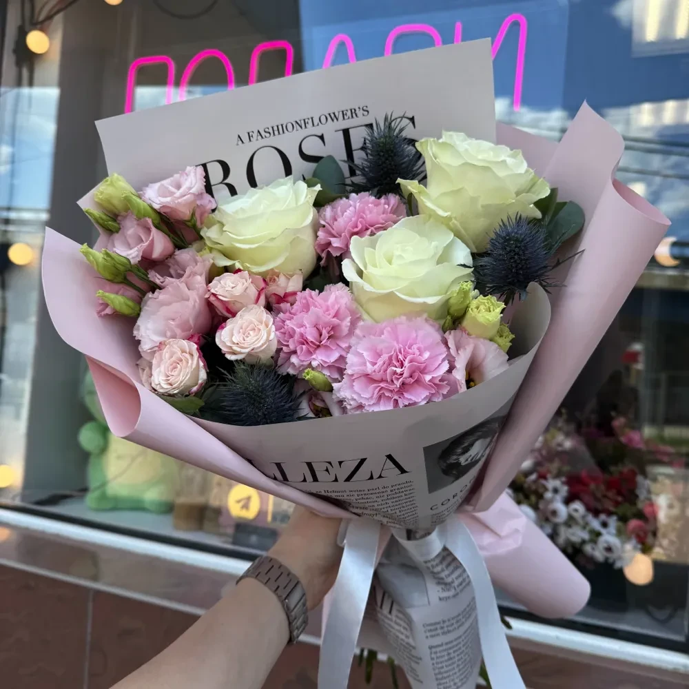 Букет из роз, диантусов, эустома и эрингиума