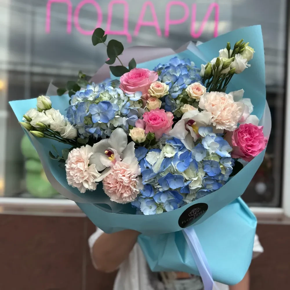Букет из гортензий, роз, орхидеи, диантусов и эустомы