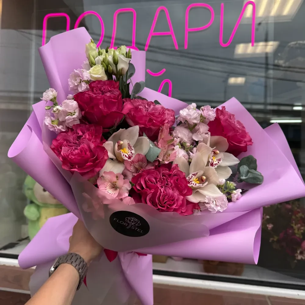 Букет из пионовидных роз, орхидеи, ароматной маттиолы