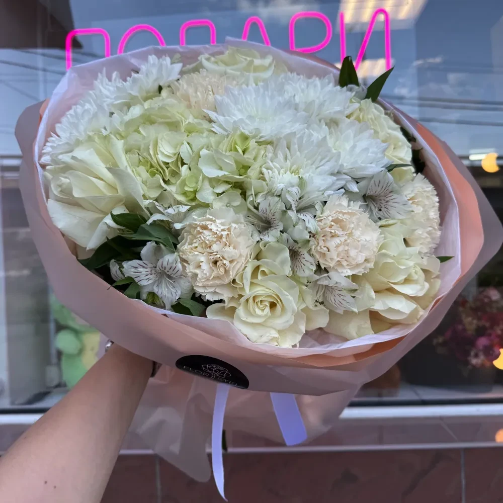 Букет из гортензии, французских роз, диантусов, альстромерий