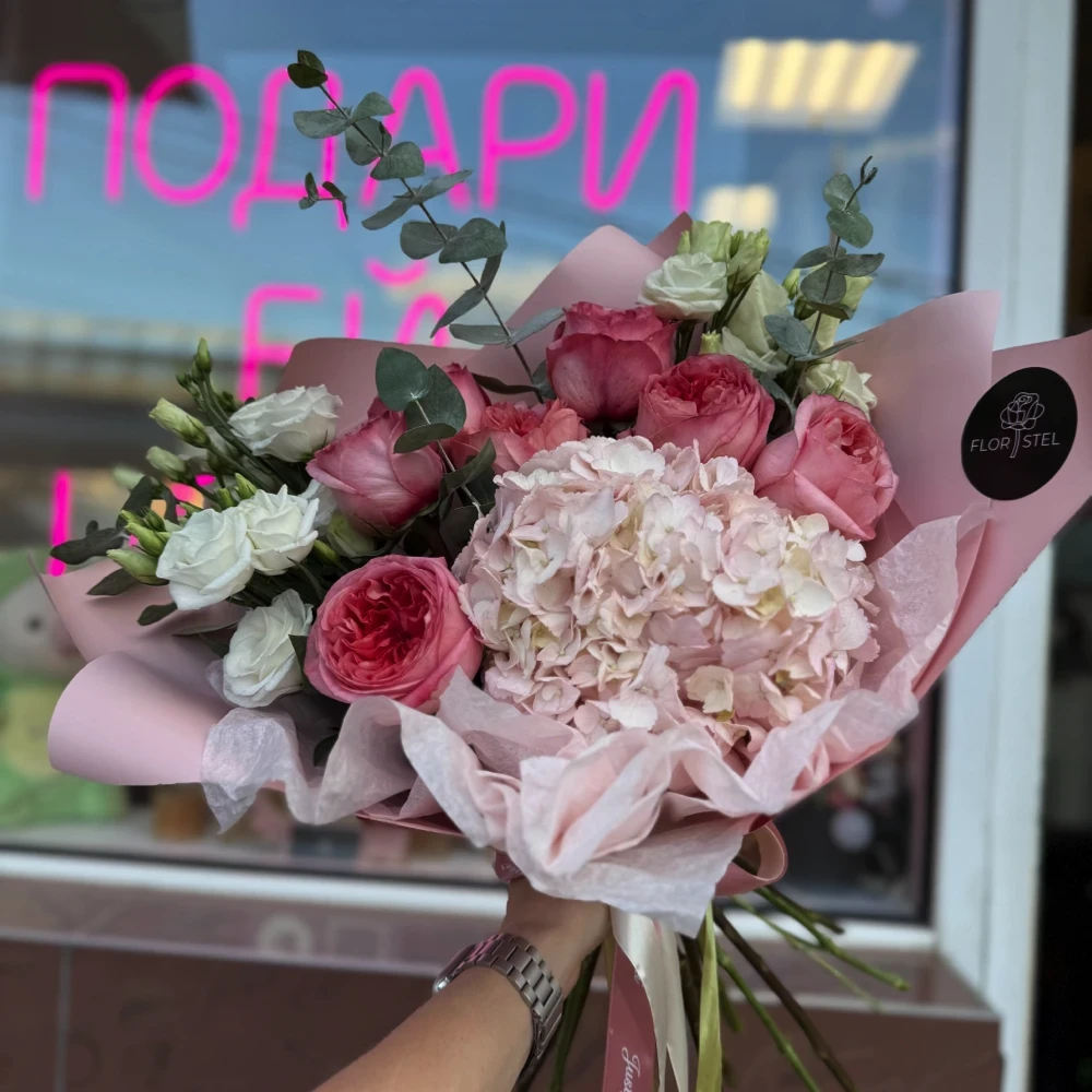 Букет из пионовидных роз, гортензии и эустом