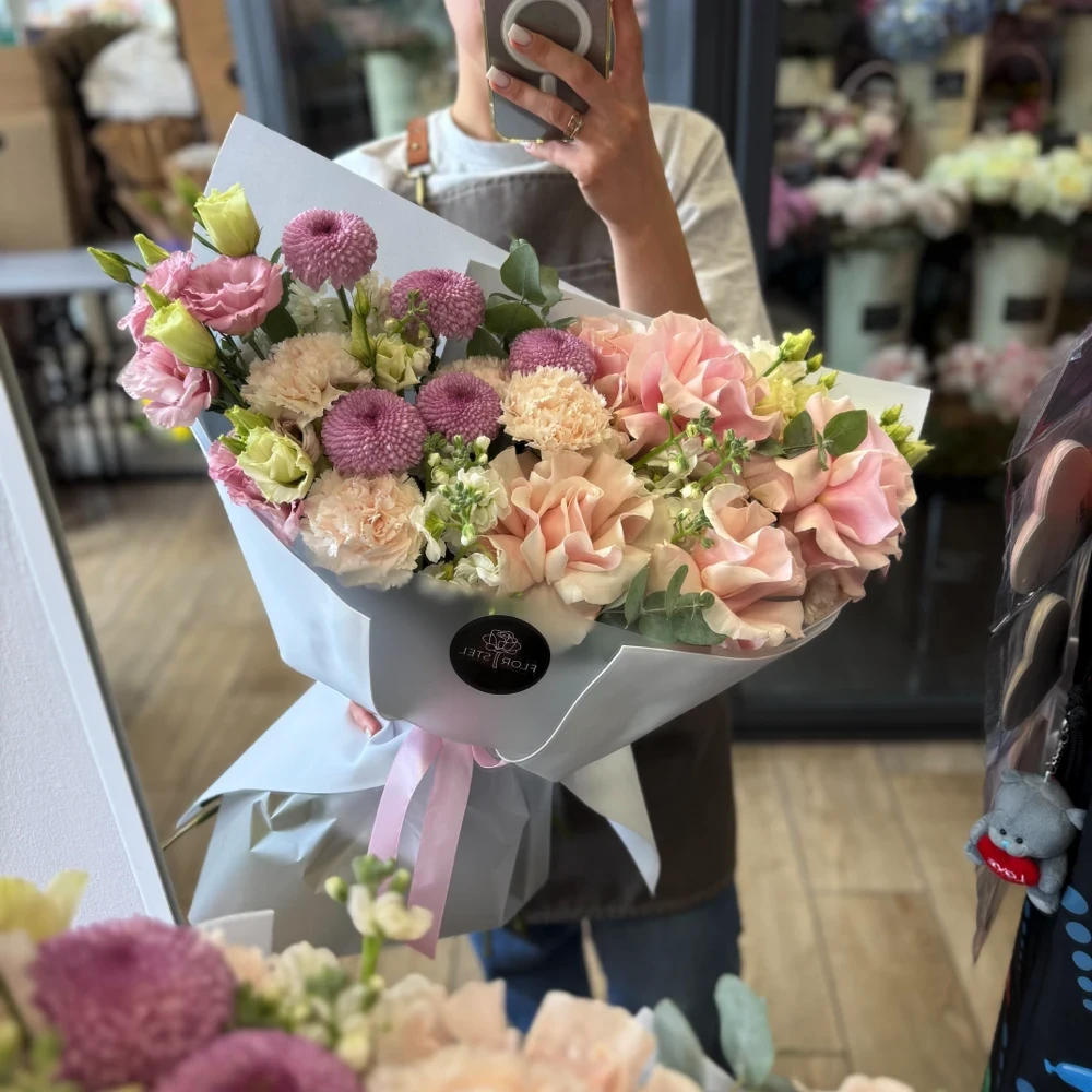 Букет из французских роз, хризантем, эустомы, маттиолы