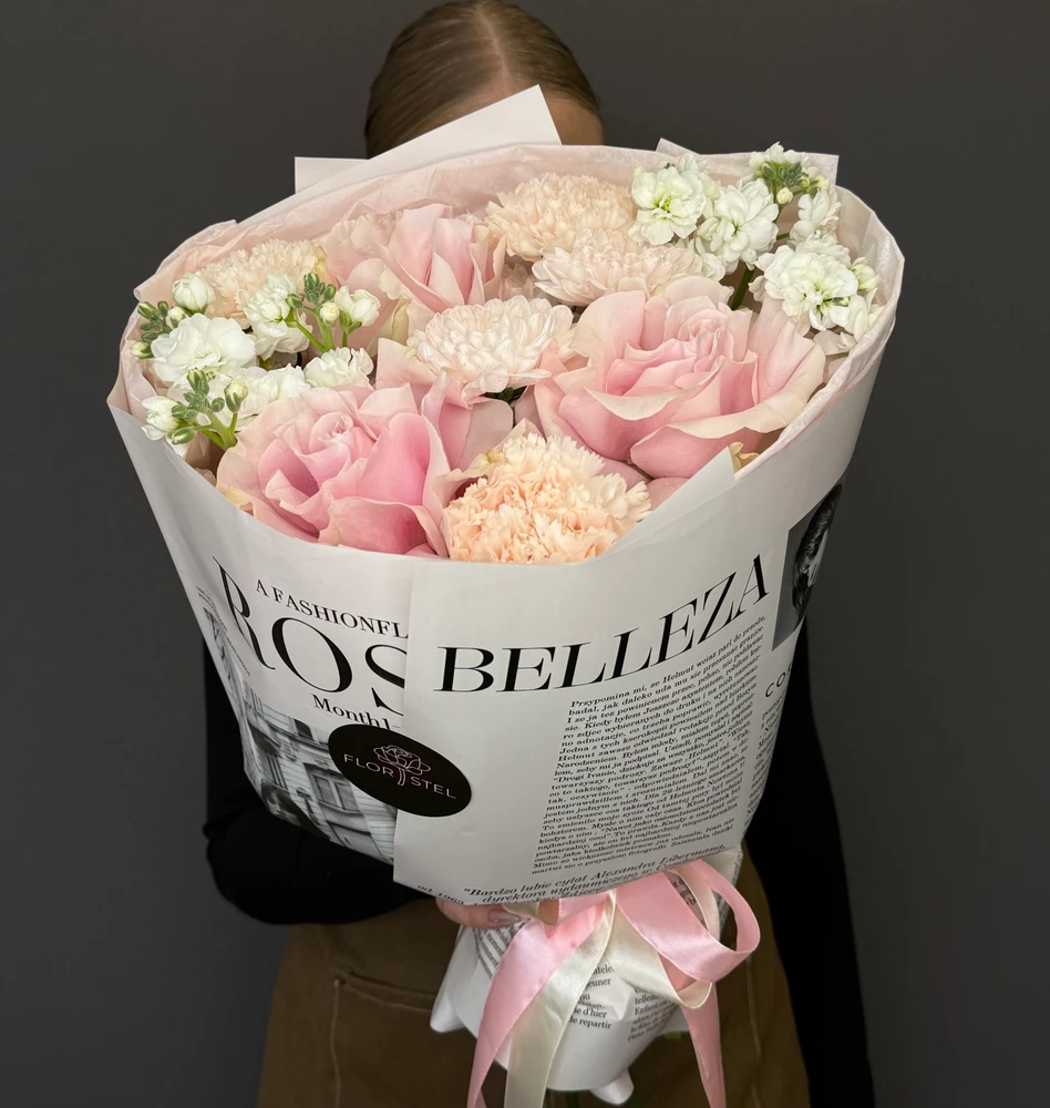 Букет из французских роз, диантусов, маттиолы