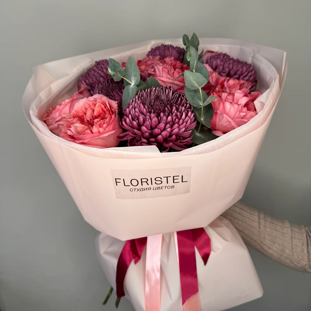 Букет из пионовидных роз и хризантем Бигуди