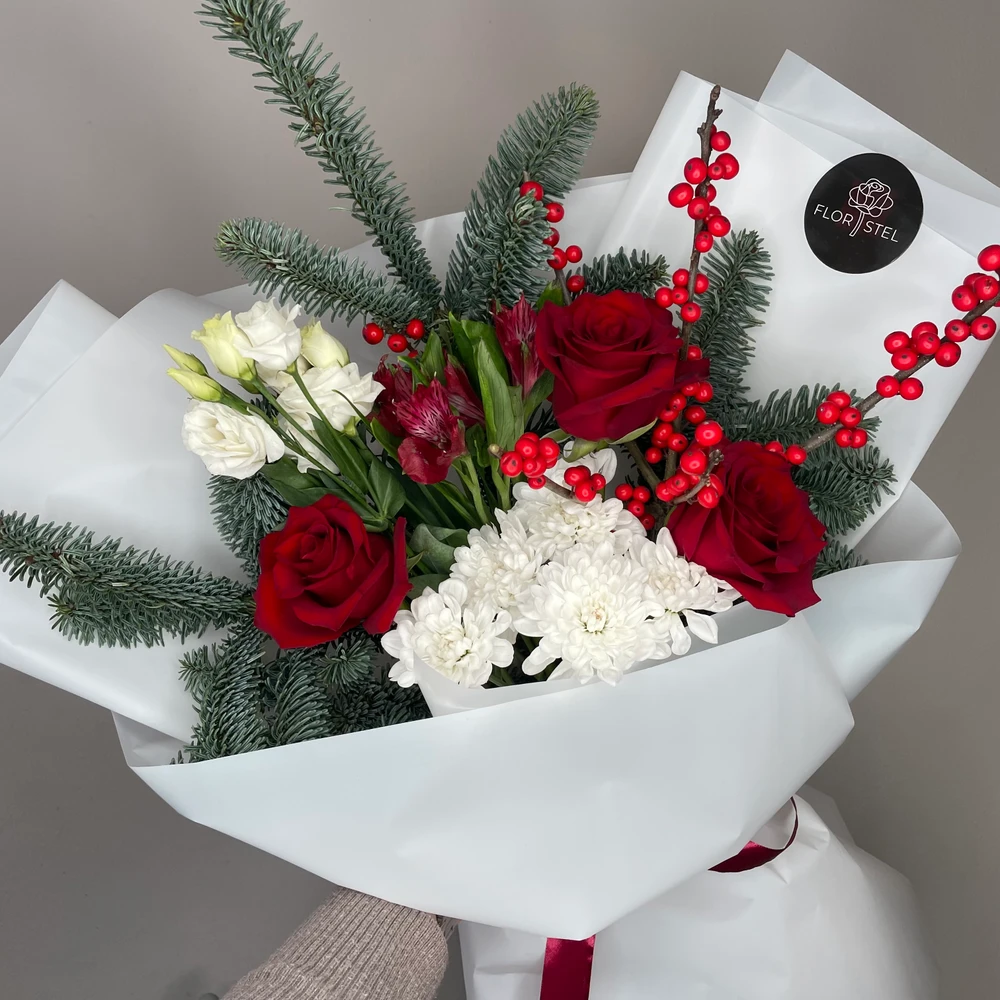 Букет из красных роз и илекса 